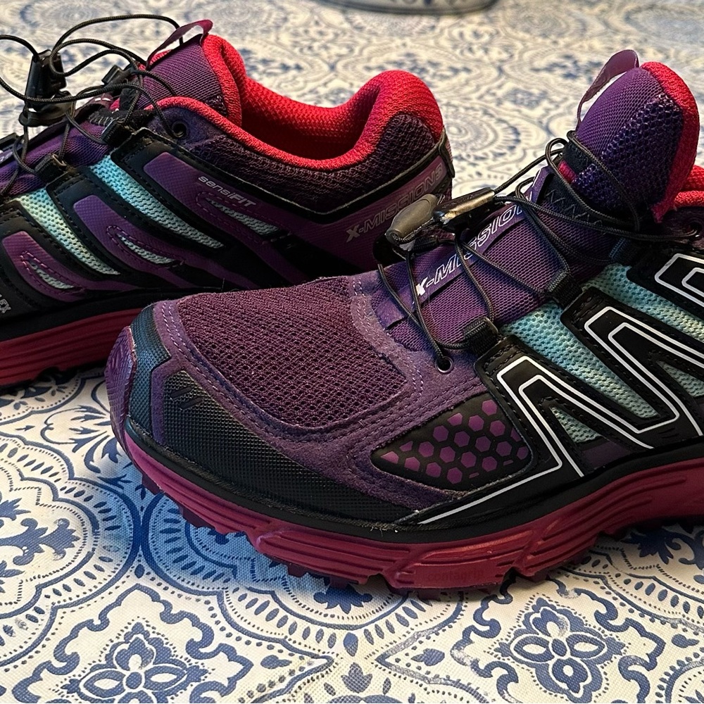 Salomon sneakers women’s 9.5 good used condition